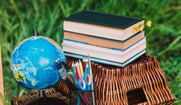 material-escolar-libros-canasta_231412-158