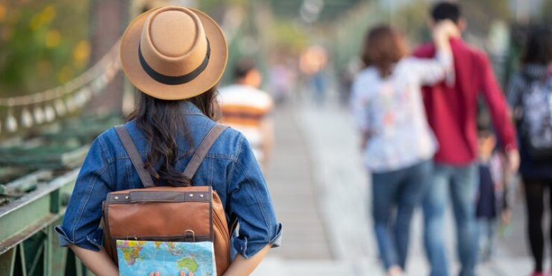 mujeres-turistas-mano-tienen-feliz-mapa-viaje_1150-7412